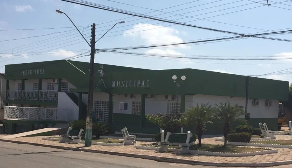 Atenção PF e Ministério Público Eleitoral!!! Prefeito de Praia Norte não paga piso salarial de professores, mas em plena campanha de sua sobrinha seleciona alguns e paga abono