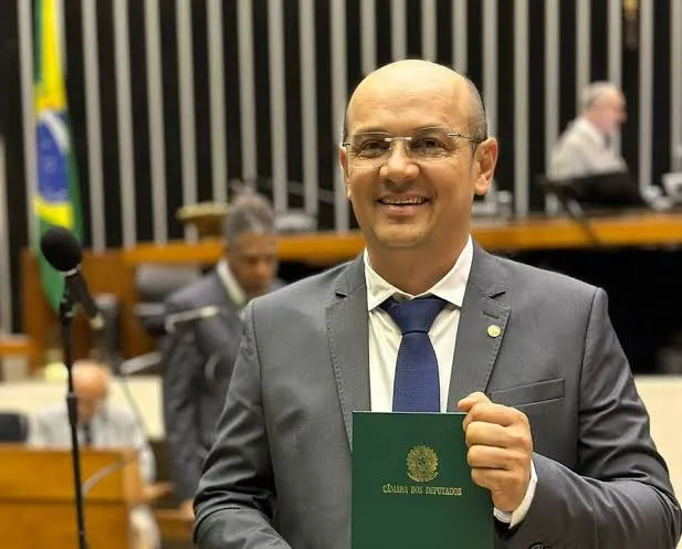 Júlio Oliveira diz que pretende concorrer em 2026 à uma vaga para Câmara Federal e fala em período de experiência ao assumir interinamente o cargo