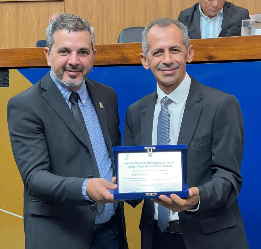 Em sessão solene, Wiston Gomes homenageia auditor fiscal José Ronaldo dos Santos