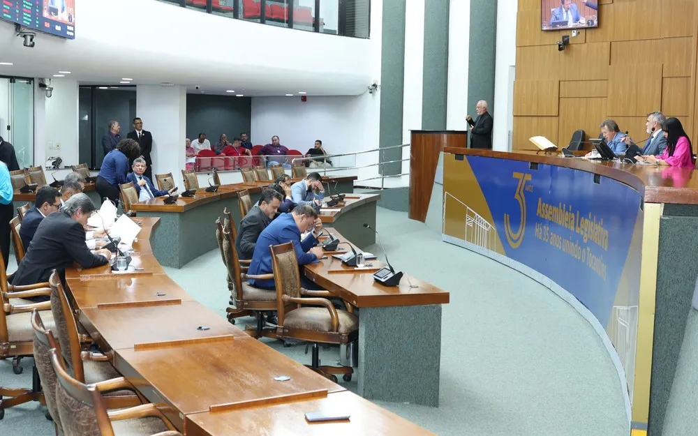 Deputados aprovam projeto de resolução e marcam data para nova eleição da mesa diretora da casa