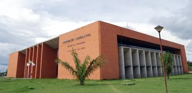 PEC que desobriga passar comando para vice na ausência do governador chega na Assembleia do Tocantins. Governador pediu urgência na tramitação 