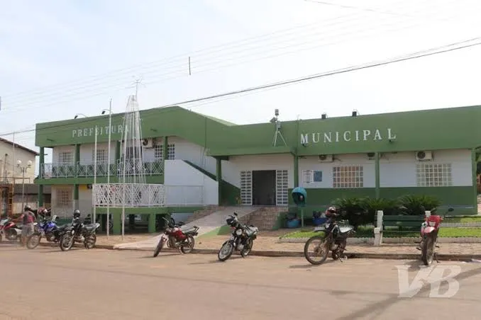 Professores de Praia Norte marcam reunião com prefeita para cobrar 13° e salários atrasados, mas ela não comparece. Profissionais alegam perseguição política 