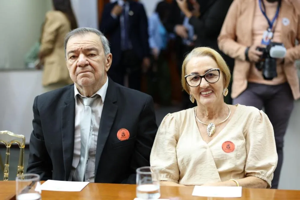 Prefeito Antônio do Bar prestigia posse de Amélio Cayres como presidente da ALETO