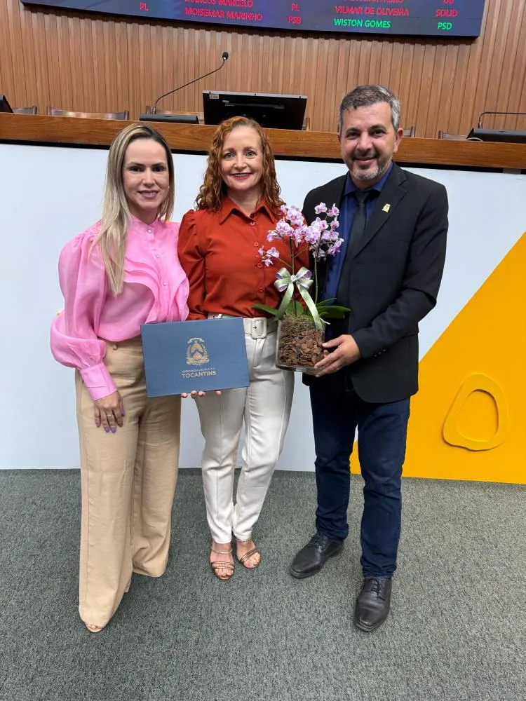 Wiston Gomes homenageia Elizabeth Costa em solenidade do Dia Internacional de Mulher*