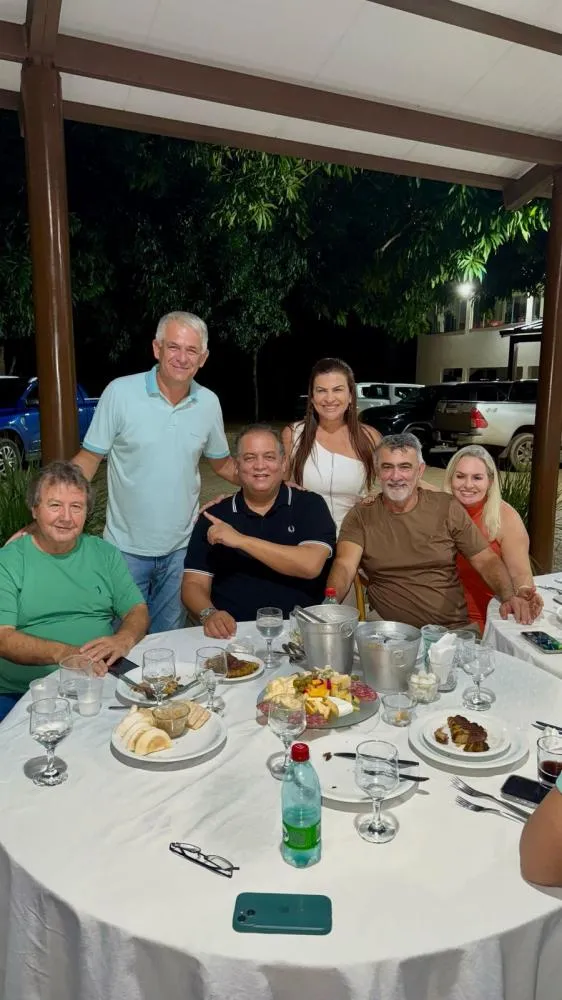 Em jantar na casa de Vilmar Oliveira, amigos se encontram e pavimentam o caminho de Amélio Cayres para 2026
