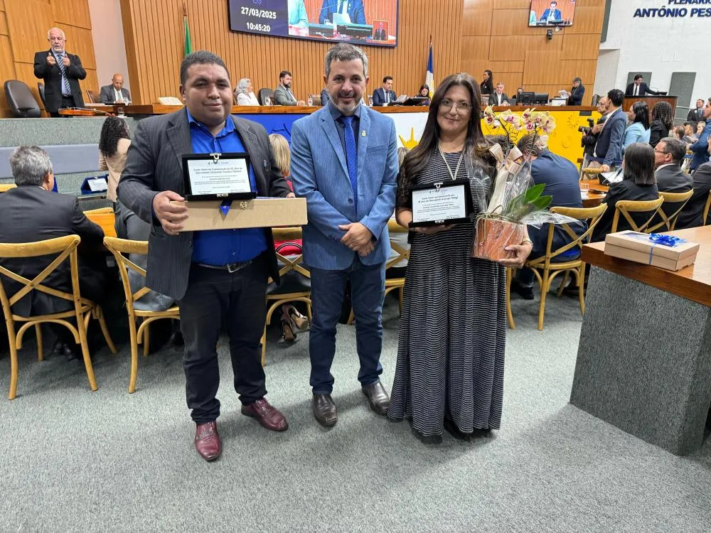 Em sessão solene, Wiston Gomes homenageia servidores da Unitins e UnirG.