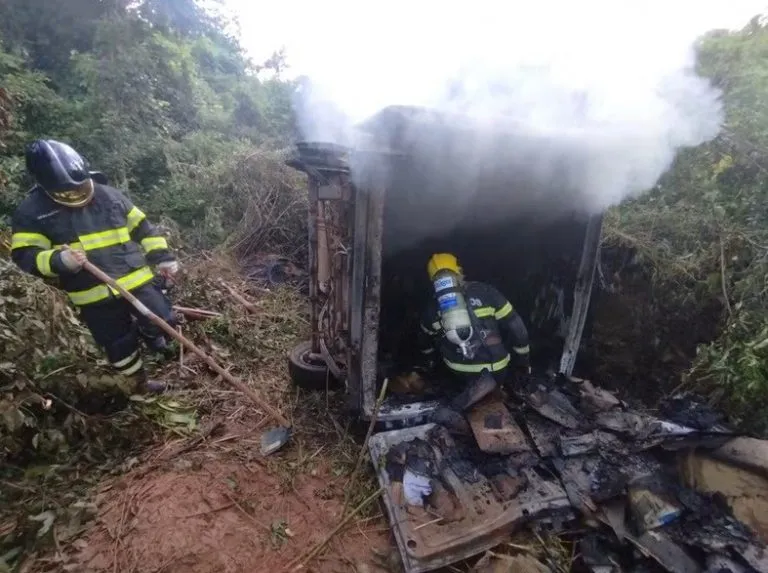 Motorista perde o controle e cai com carro em ribanceira. Automóvel pegou fogo