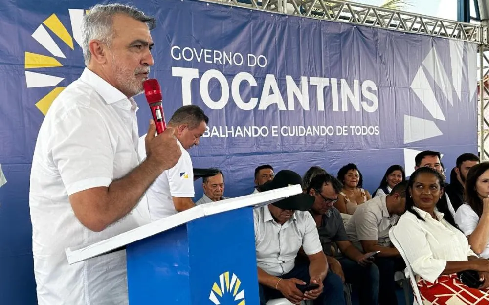 Amélio Cayres prestigia entrega de obras em Buriti e defende construção de hospital na cidade