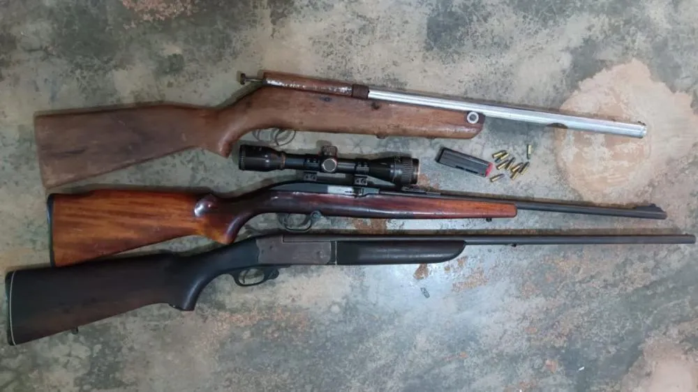 Polícia Civil apreende armas e munições durante operação contra comércio ilegal de armamentos