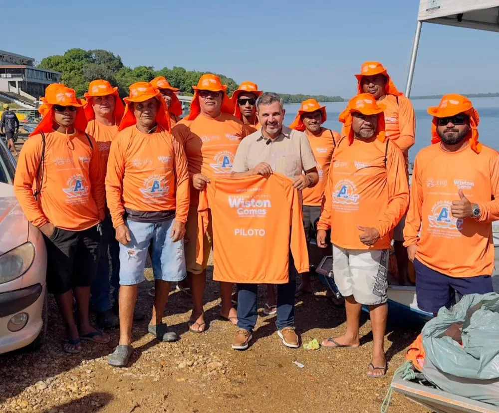 Wiston Gomes entrega kit,s para barqueiro que irão trabalhar no período de veraneio 